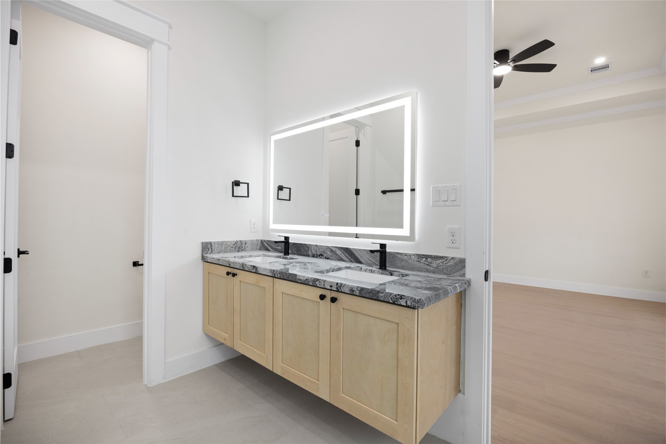 6330 Sidney Street Houston, TX 77021 - Photo 18 of 21 Primary bath