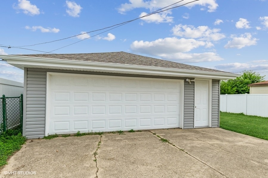 3914 153rd Street Midlothian, IL 60445 - Photo 15 of 17 a front view of a house