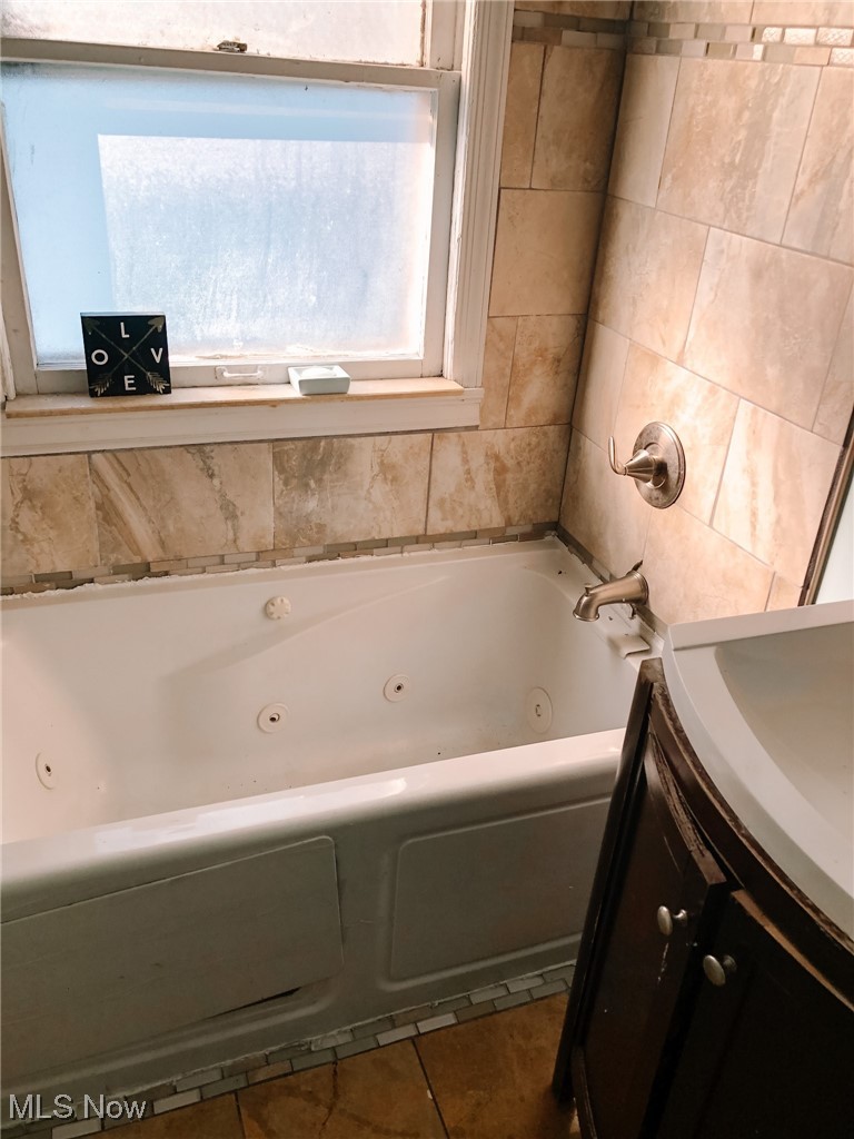 1547 Hillcrest Road Cleveland, OH 44118 - Photo 16 of 23 Second Floor Bathroom featuring vanity