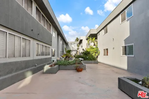 $499,000 | 315 North Hillcrest Boulevard, Unit 19, Inglewood, CA 90301