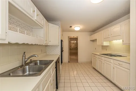 $430,000 | 14308 East Conway Meadows Court, Unit 201, Chesterfield, MO 63017