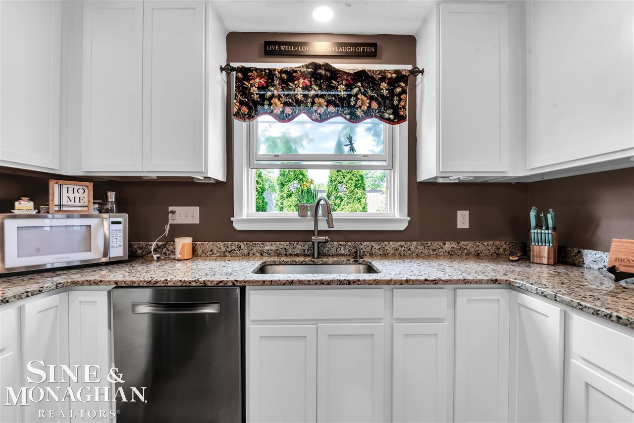 1164 Wayburn Street Grosse Pointe Park, MI 48230 - Photo 5 of 33