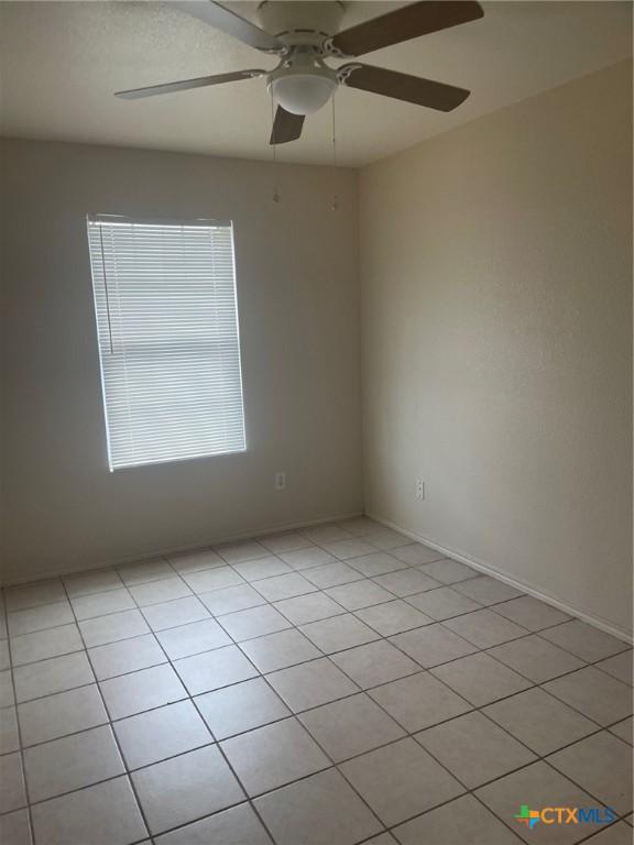 2712 Vernice Loop, Unit B Killeen, TX 76549 - Photo 17 of 30 an empty room with windows