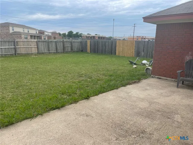 a view of a backyard