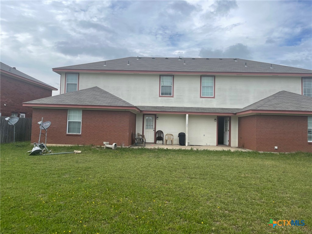 2712 Vernice Loop, Unit B Killeen, TX 76549 - Photo 25 of 30 a front view of a house with a yard