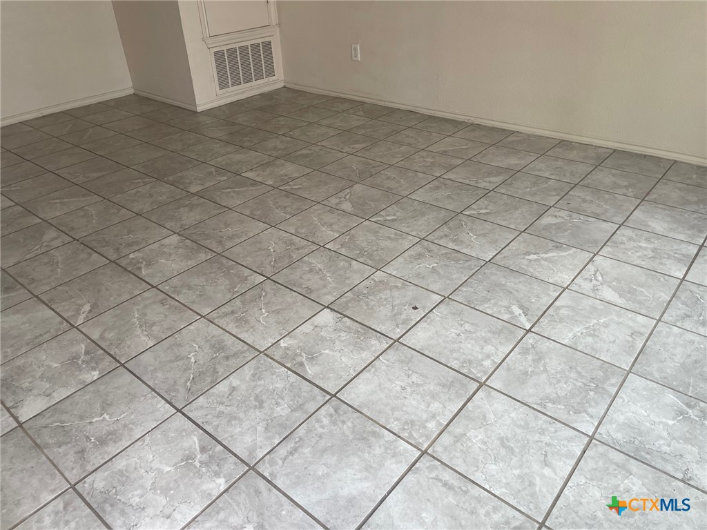 2712 Vernice Loop, Unit B Killeen, TX 76549 - Photo 4 of 30 a view of a livingroom and window