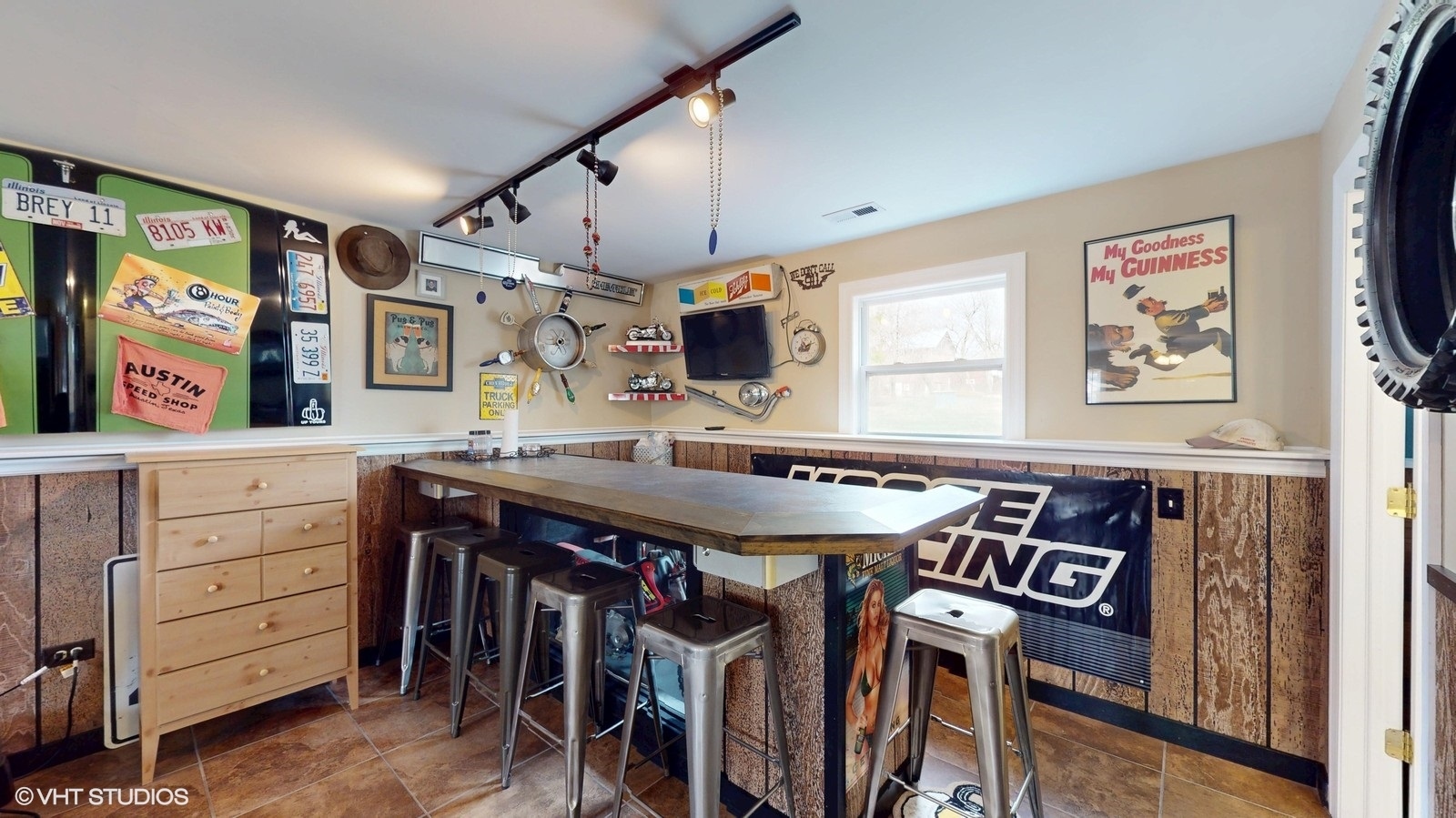 2606 Martin Drive Spring Grove, IL 60081 - Photo 18 of 32 a view of a kitchen with cabinets