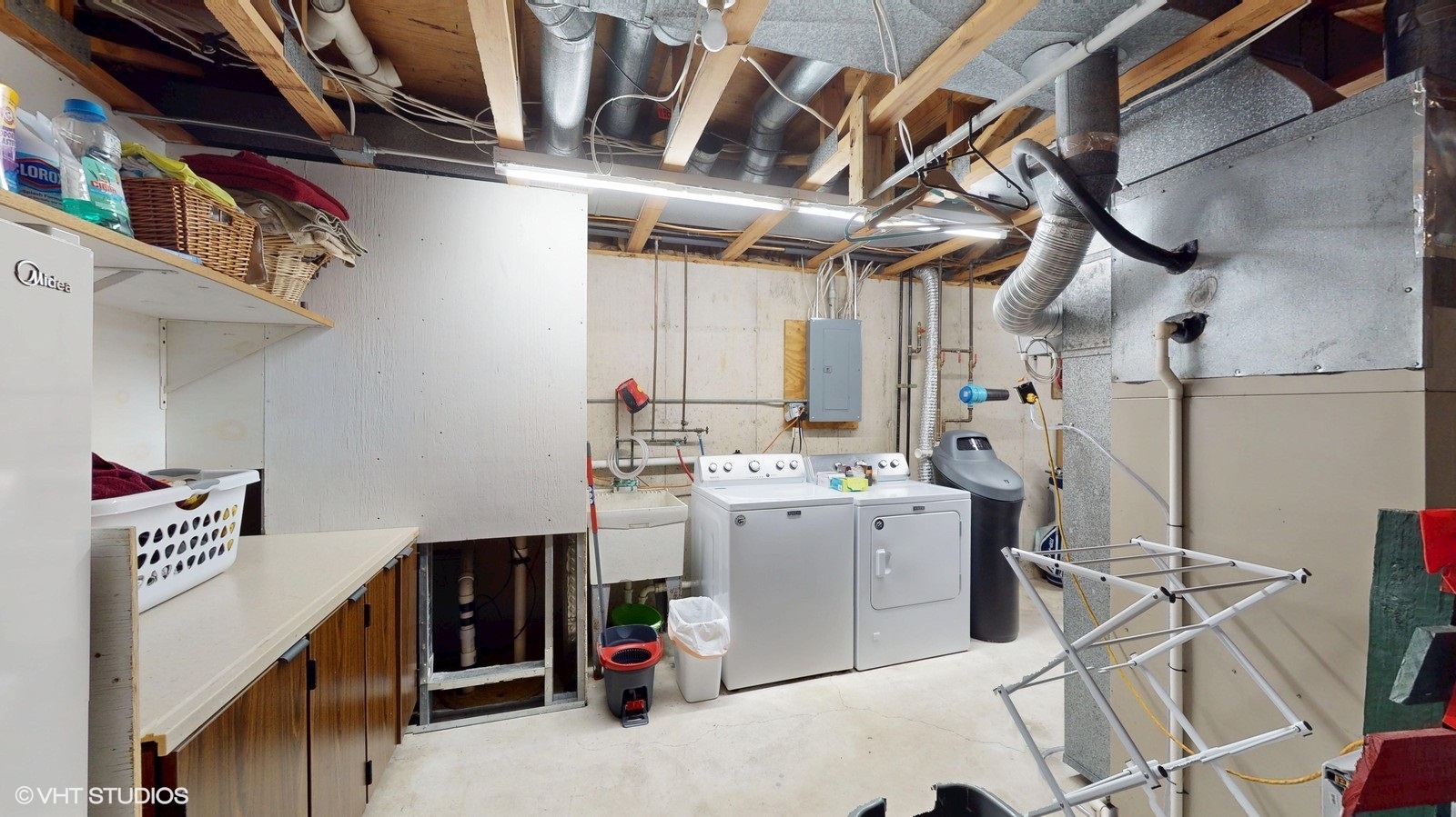 2606 Martin Drive Spring Grove, IL 60081 - Photo 21 of 32 a utility room with dryer and washer