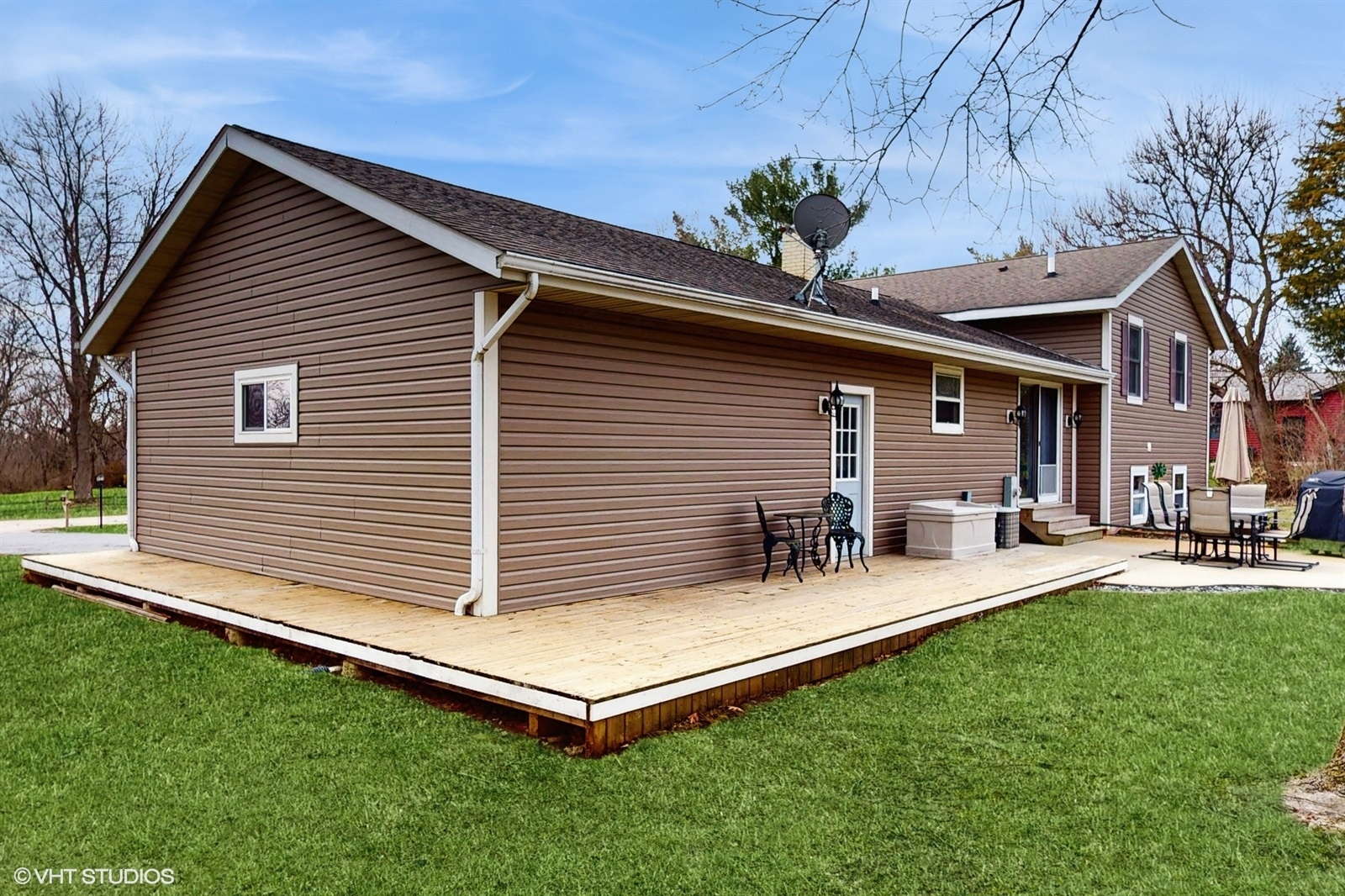 2606 Martin Drive Spring Grove, IL 60081 - Photo 27 of 32 a backyard of a house with table and chairs
