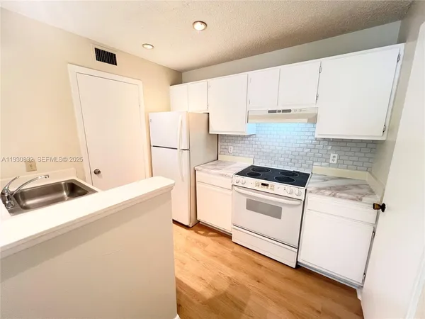 $1,500 | 4581 West McNab Road, Unit 22, Pompano Beach, FL 33069