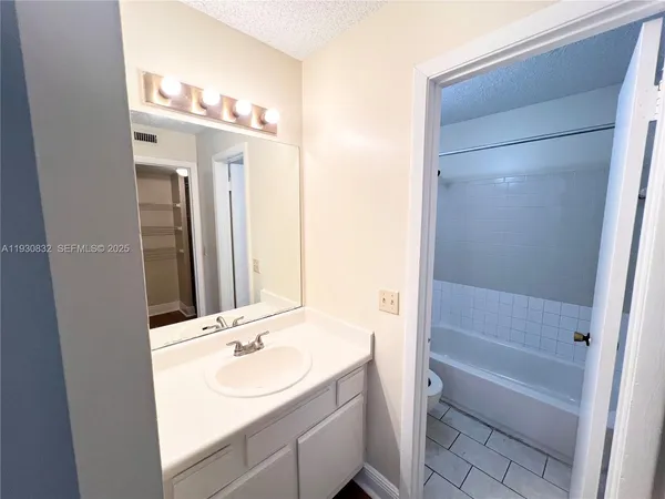 $1,500 | 4581 West McNab Road, Unit 22, Pompano Beach, FL 33069