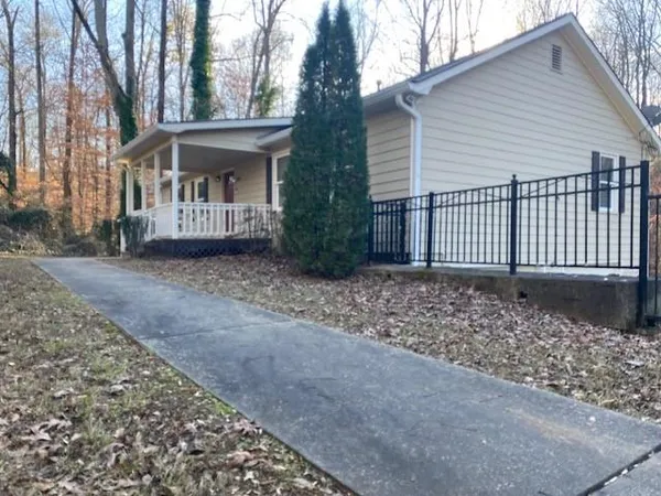 a view of a house with a yard