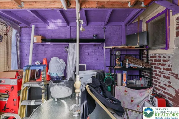 a very nice looking room with a lot of stuff