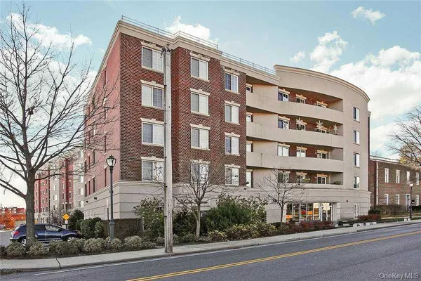 $599,995 | 242 Maple Avenue, Unit 302, Westbury, NY 11590