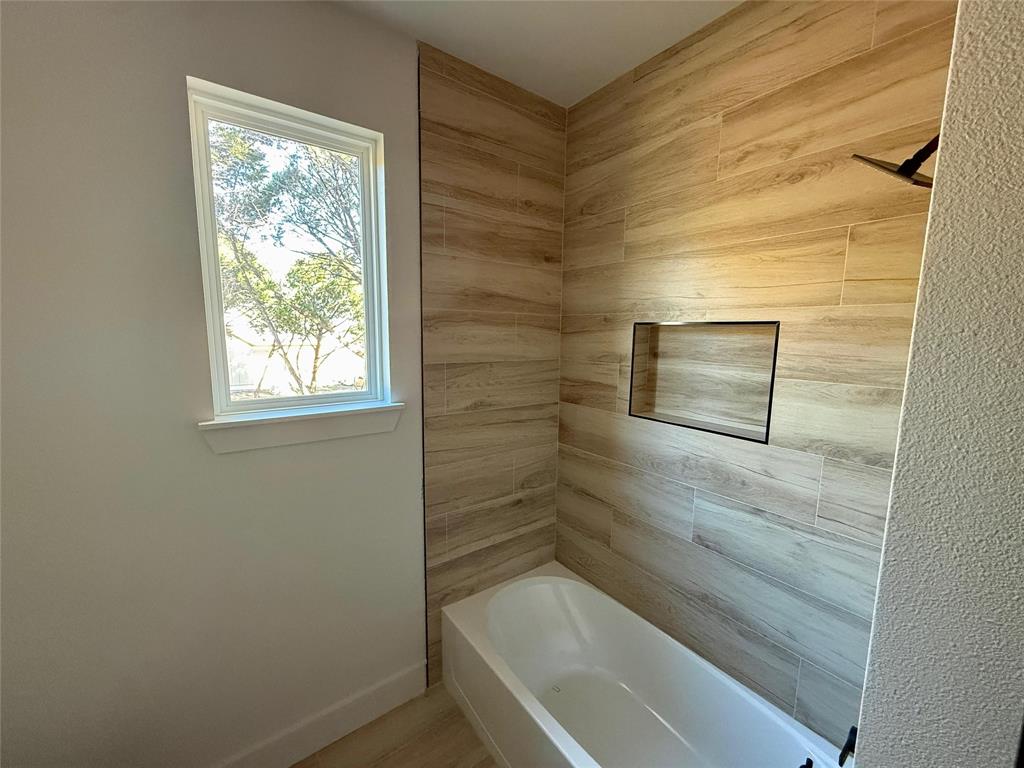 7805 Kenleigh Lane Rio Vista, TX 76093 - Photo 21 of 37 a bathroom with a bathtub