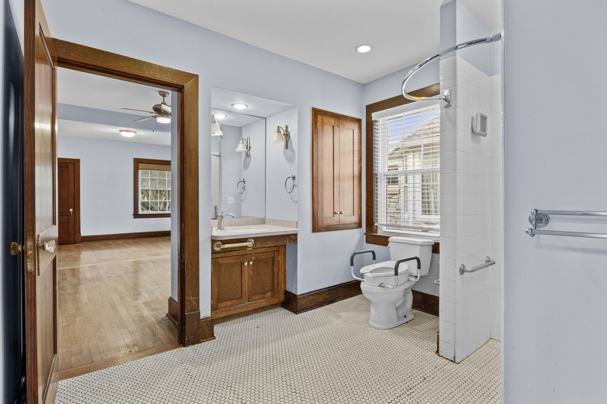 424 Ridgeway Road Lexington, KY 40502 - Photo 13 of 74 First Floor Primary Bathroom