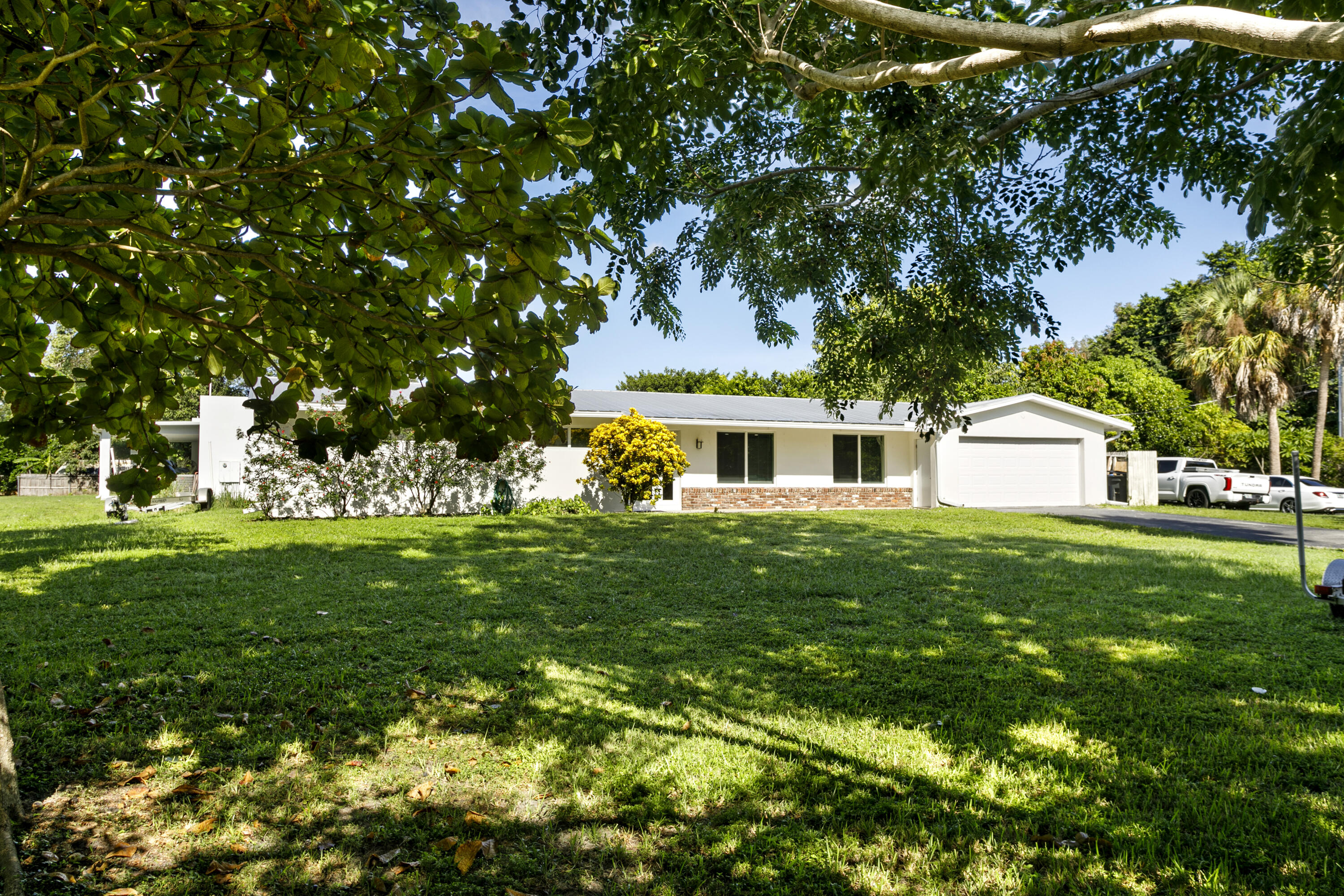 5200 Club Road Haverhill, FL 33415 - Photo 3 of 33 31-CBS Residence