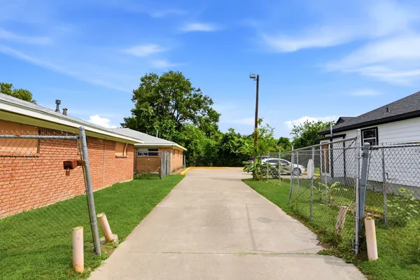 $750 | 3408 East Lockwood Drive, Unit 1, Houston, TX 77026