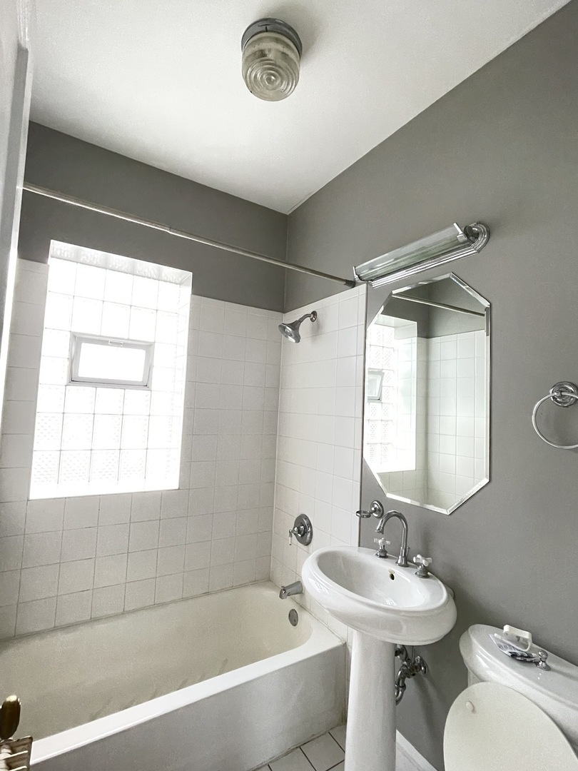 7662 North Sheridan Road, Unit 3F Chicago, IL 60626 - Photo 14 of 17 Gallery Image 14