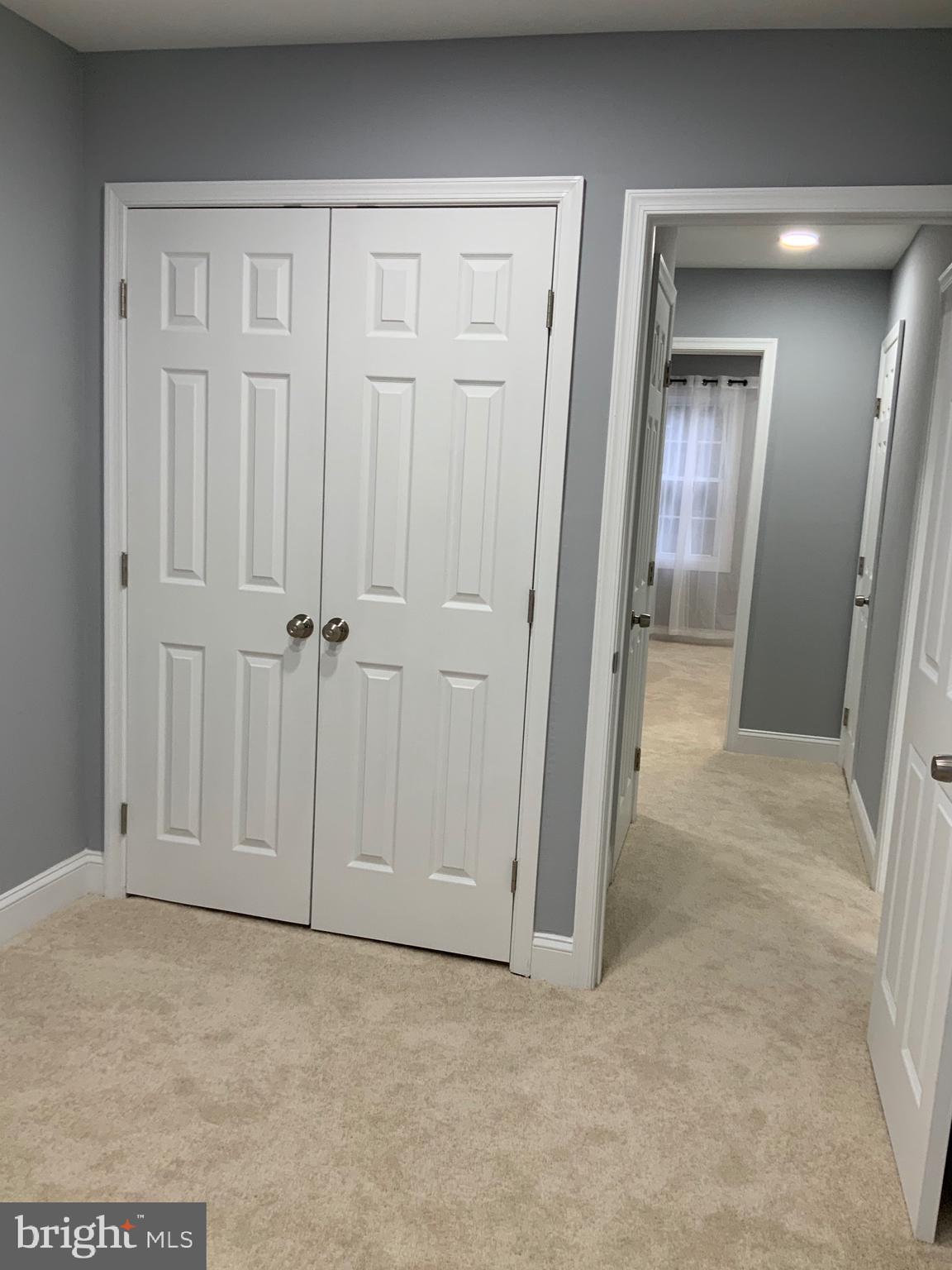 9414 Taney Road Manassas, VA 20110 - Photo 19 of 46 an empty room with a mirror