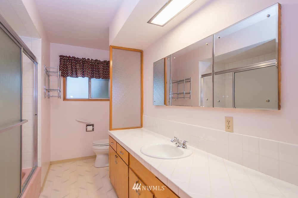 109 Kennicott Road Chehalis, WA 98532 - Photo 17 of 23 a bathroom with a sink a toilet and shower