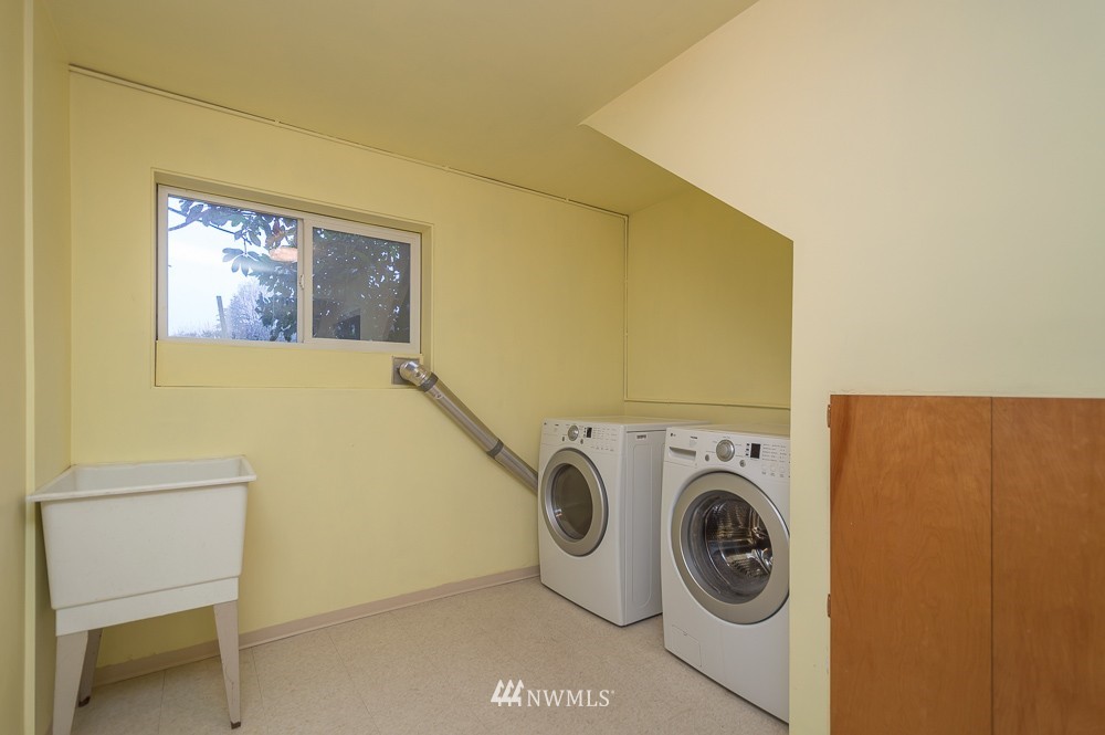 109 Kennicott Road Chehalis, WA 98532 - Photo 20 of 23 a utility room with dryer and washer