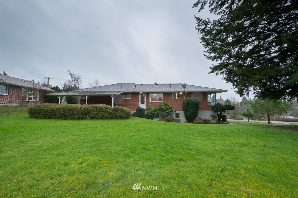109 Kennicott Road Chehalis, WA 98532 - Photo 3 of 23 a front view of a house with a garden
