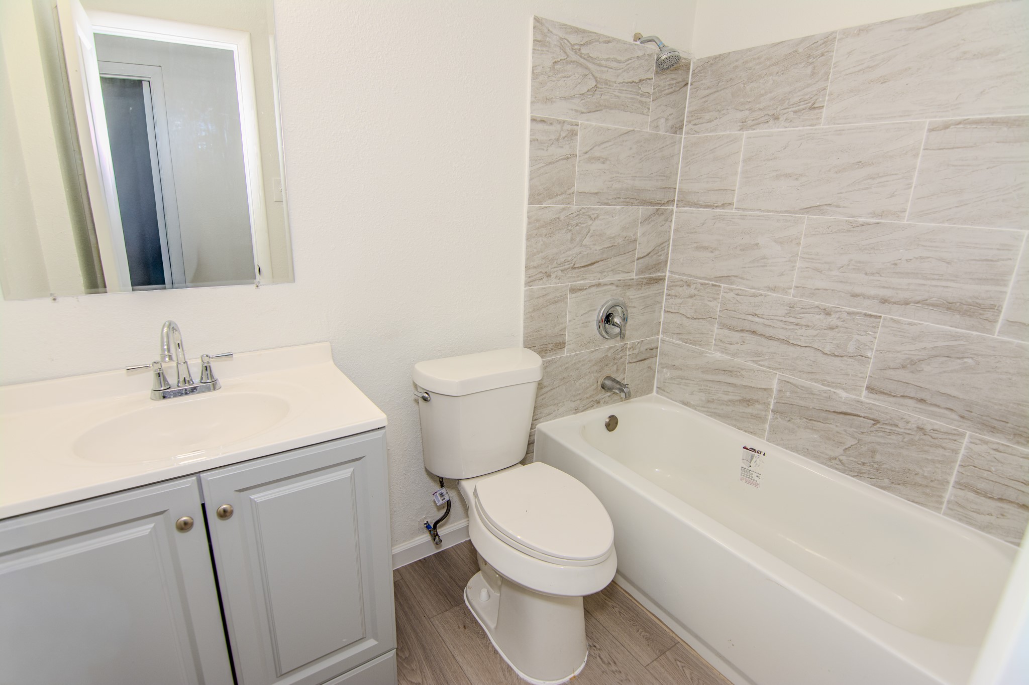 7867 Hamlet Street Houston, TX 77078 - Photo 9 of 14 Second Bathroom