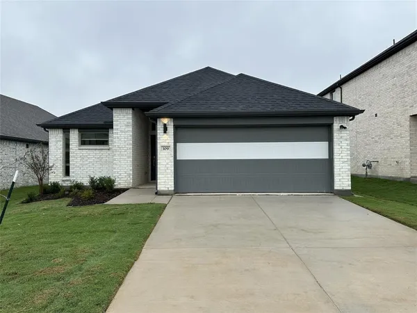a front view of house with yard