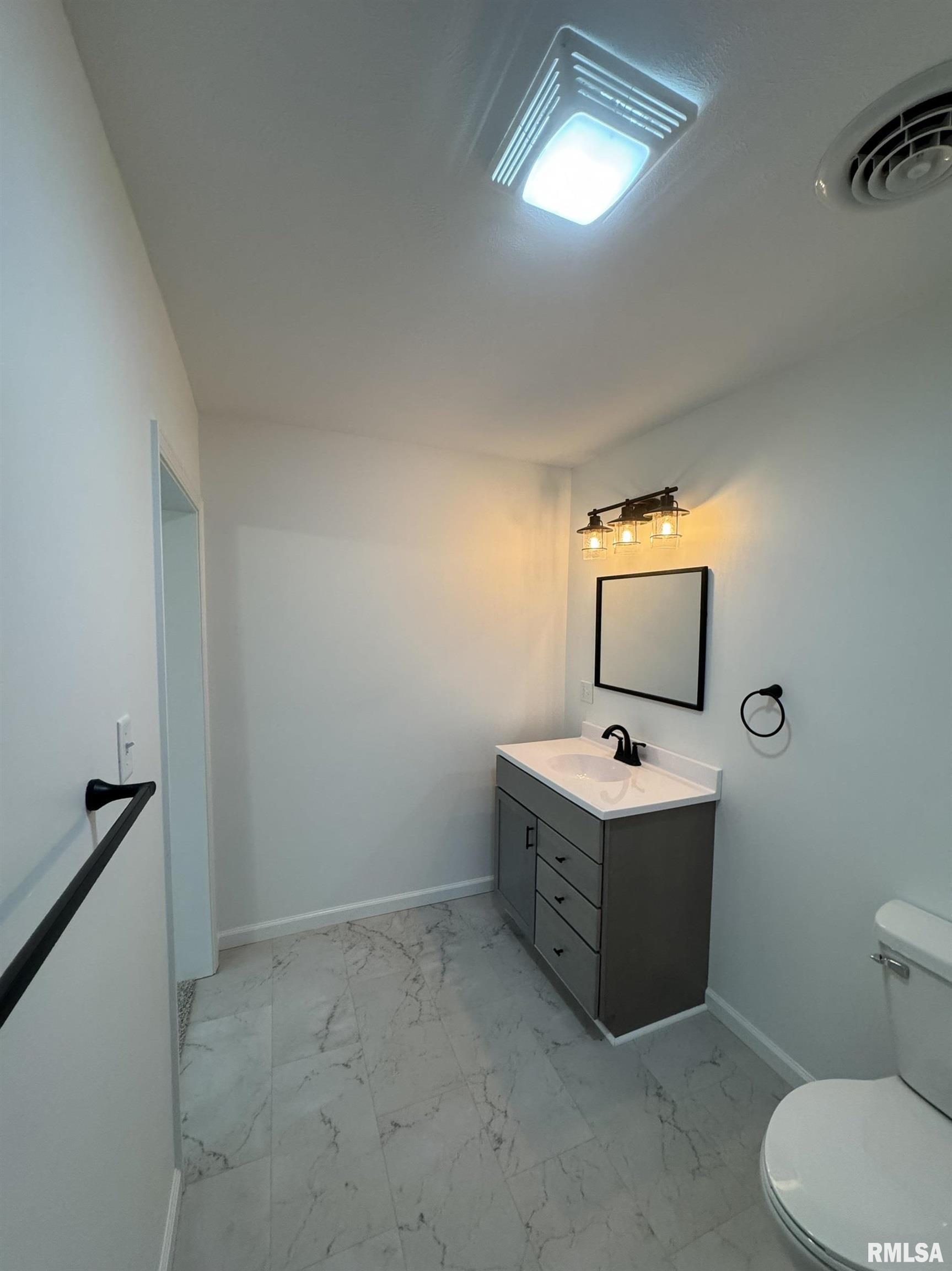 709 South Kickapoo Street Lincoln, IL 62656 - Photo 14 of 25