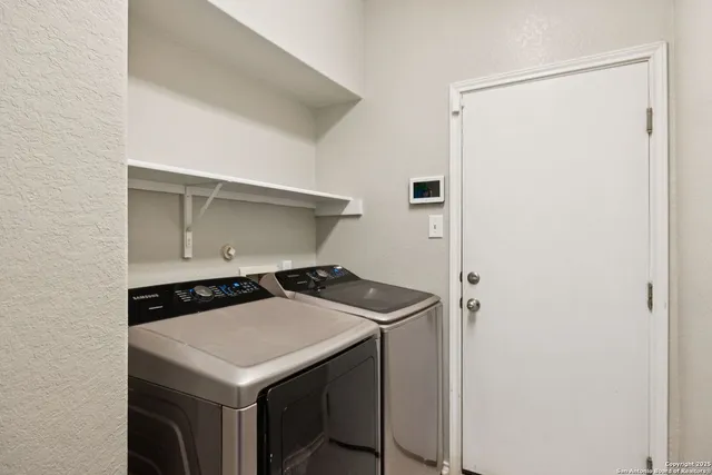 a view of a house with backyard