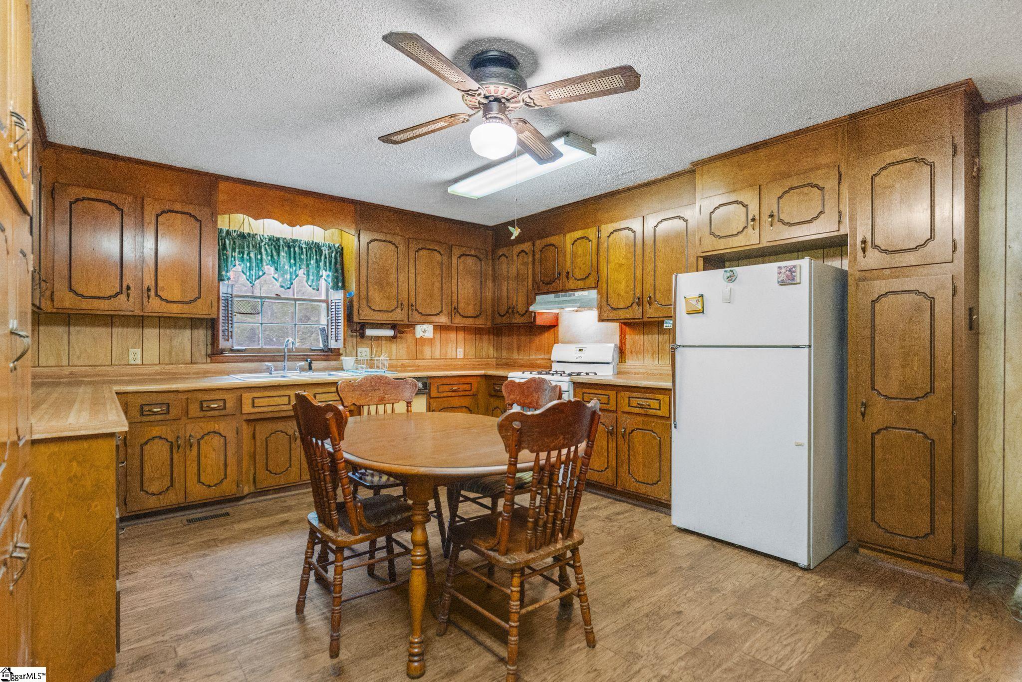 950 North Logan Street Gaffney, SC 29341 - Photo 5 of 25