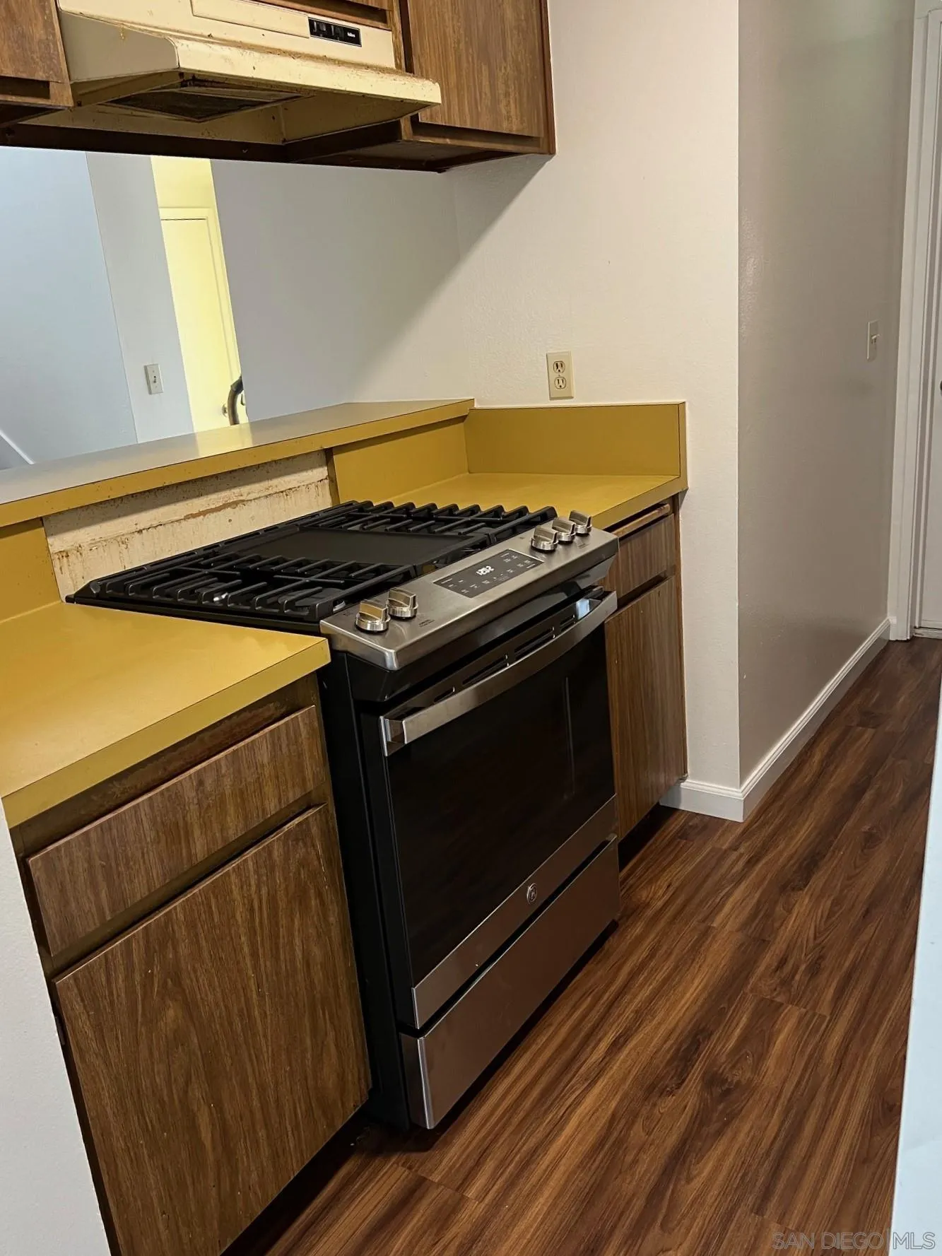 2018 Terracina Circle Spring Valley, CA 91977 - Photo 6 of 24 a stove top oven sitting inside of a kitchen