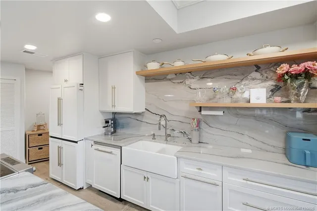 $2,250 | 150 Southeast Four Winds Drive, Unit B208, Stuart, FL 34996