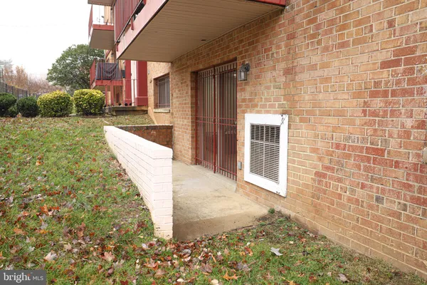 a view of a house with backyard and a garden