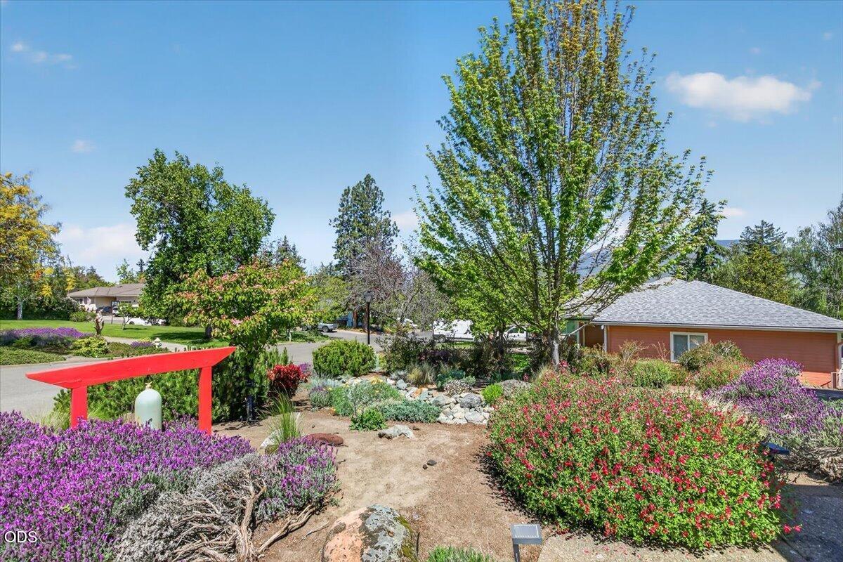 1056 Beswick Way Ashland, OR 97520 - Photo 5 of 47