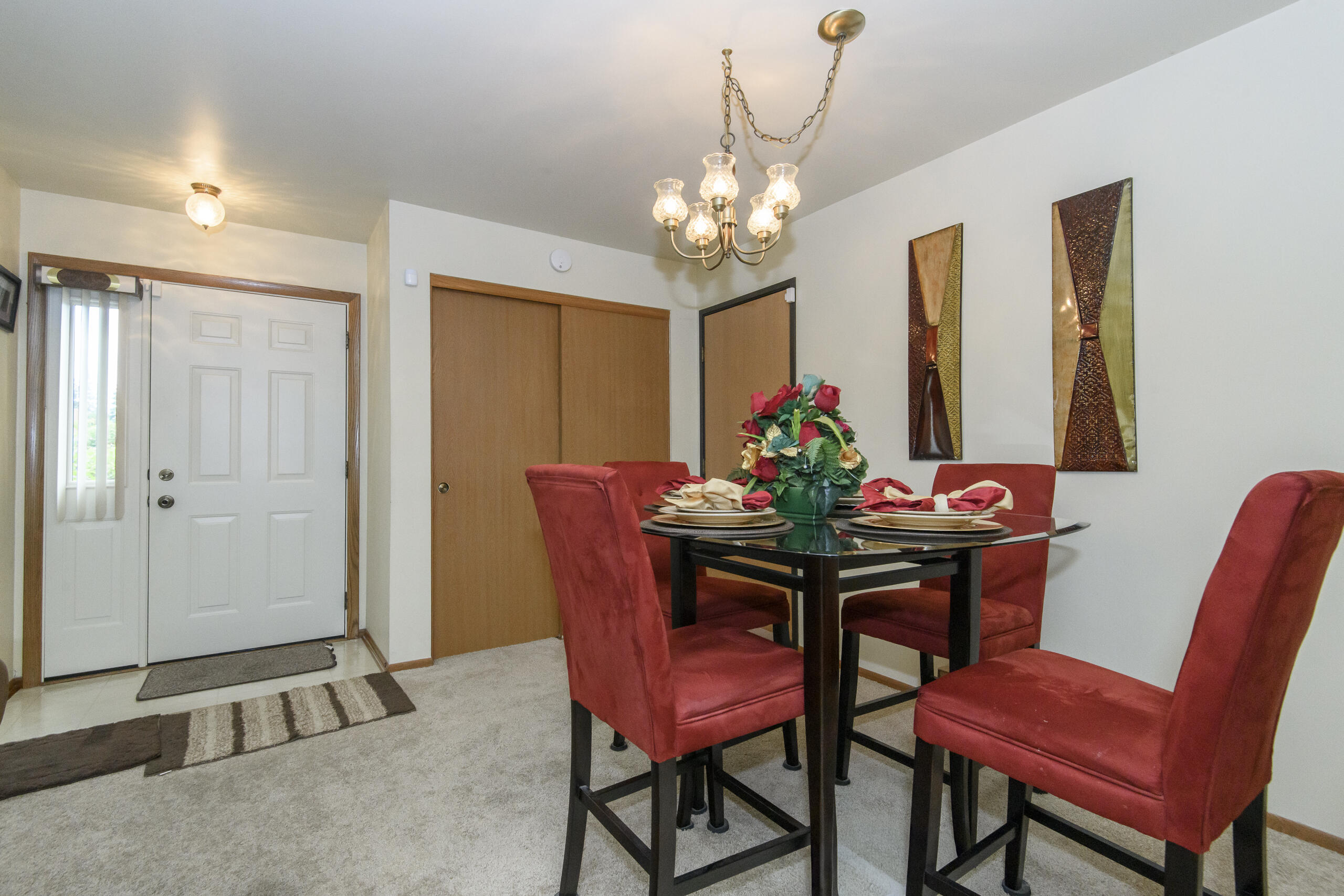W177N9769 Riversbend Circle East Germantown, WI 53022 - Photo 8 of 34 Dining