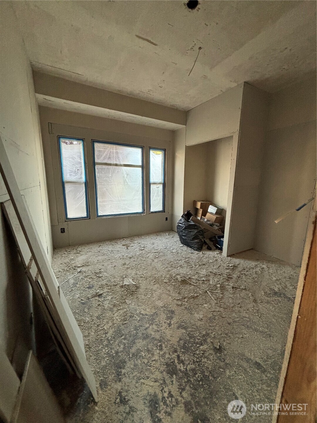5302 North Shirley Street Ruston, WA 98407 - Photo 6 of 10 a living room with a couch