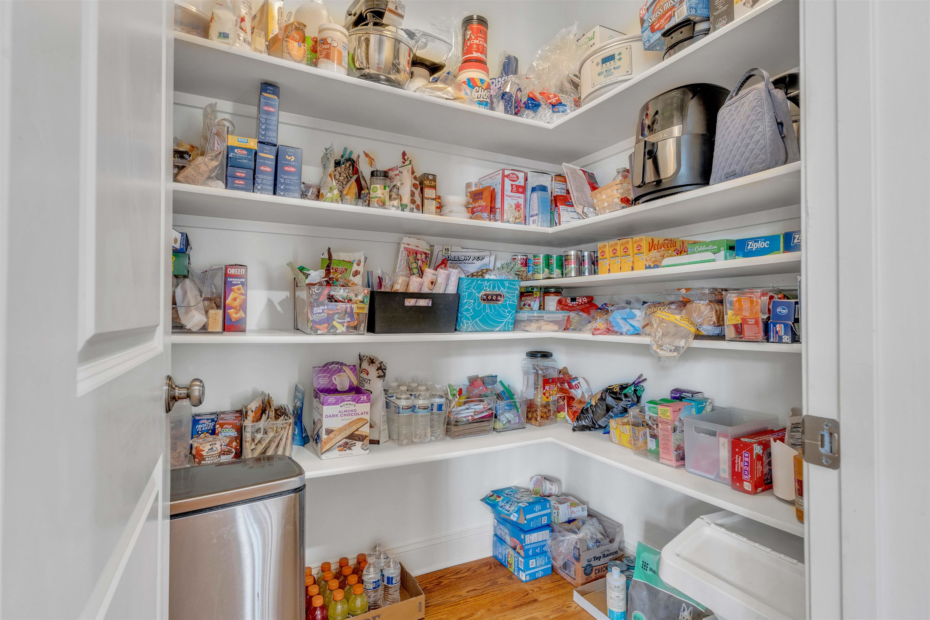 528 Althea Lane Collierville, TN 38017 - Photo 10 of 36 View of pantry