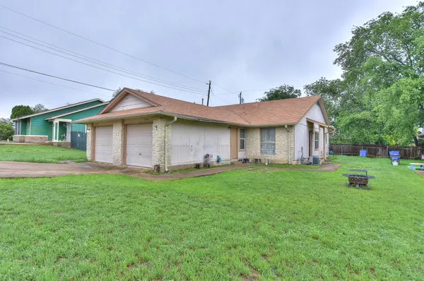 a view of a house with a backyard