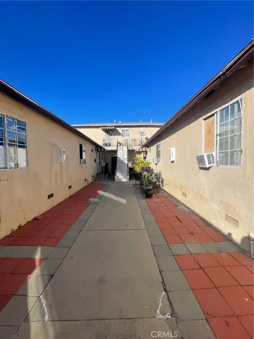 a view of a backyard