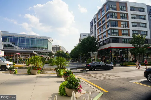 $2,600 | 2816 Emma Lee Street, Unit 301, Falls Church, VA 22042