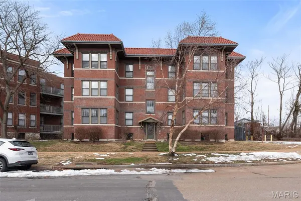 $199,900 | 5803 Waterman Boulevard, Unit 1E, St. Louis, MO 63112