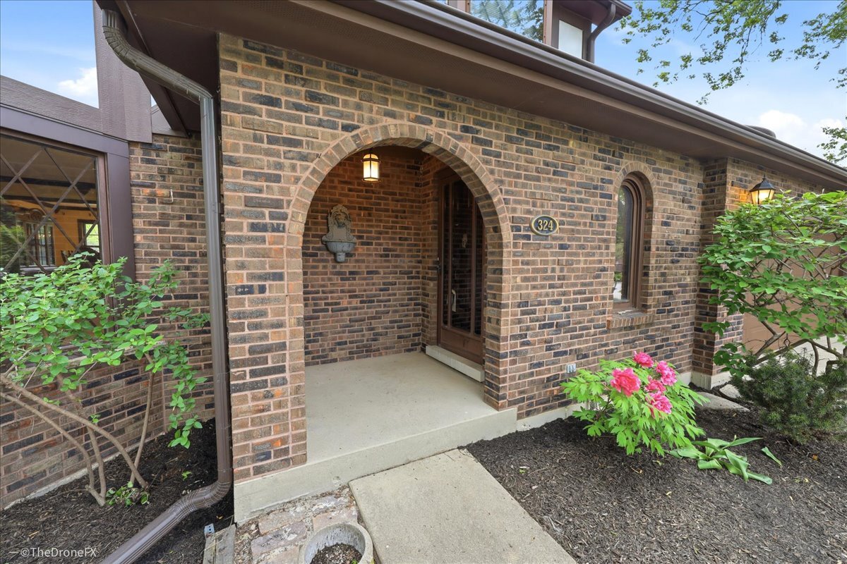 22W324 McCarron Road Glen Ellyn, IL 60137 - Photo 3 of 32