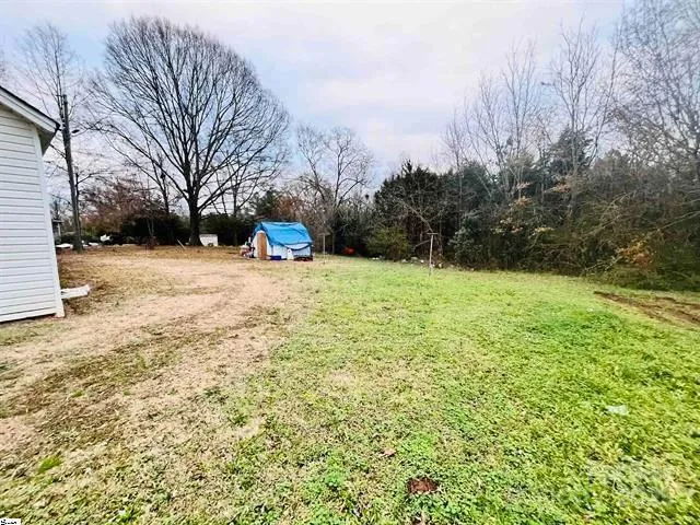 a view of a yard with a house