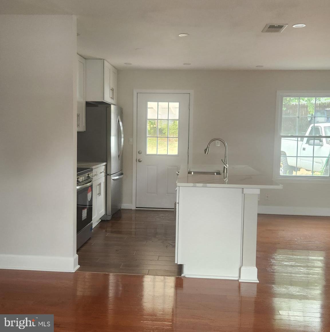 222 West Beech Road Sterling, VA 20164 - Photo 3 of 33 Gallery Image 3