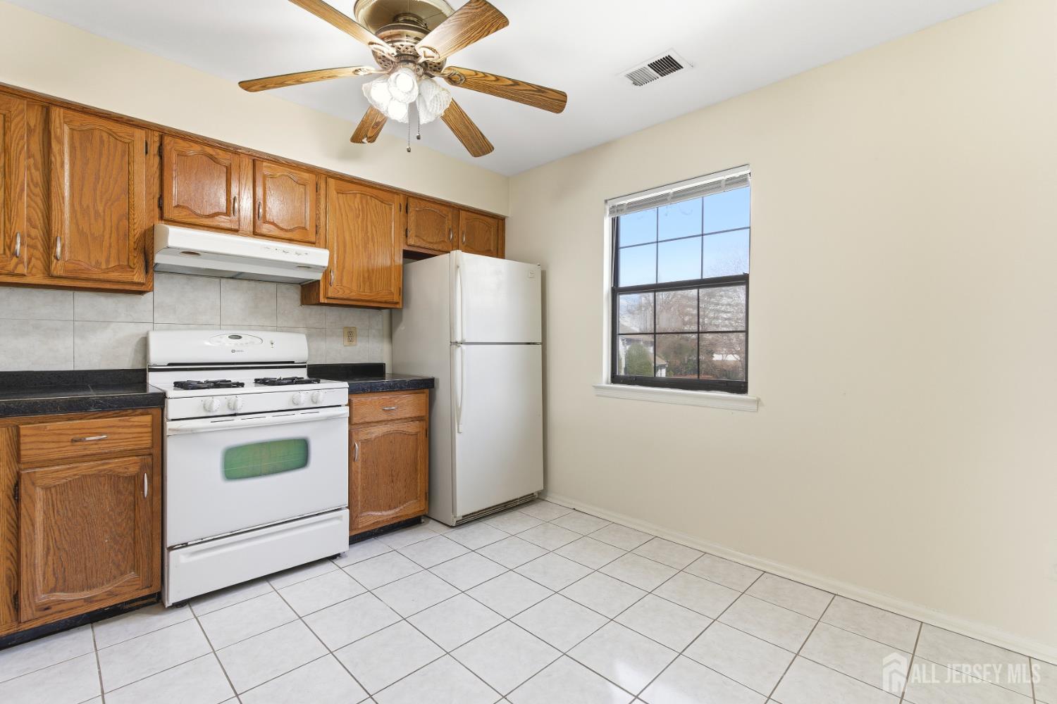 1507 Woodbridge Commons Way Iselin, NJ 08830 - Photo 7 of 20