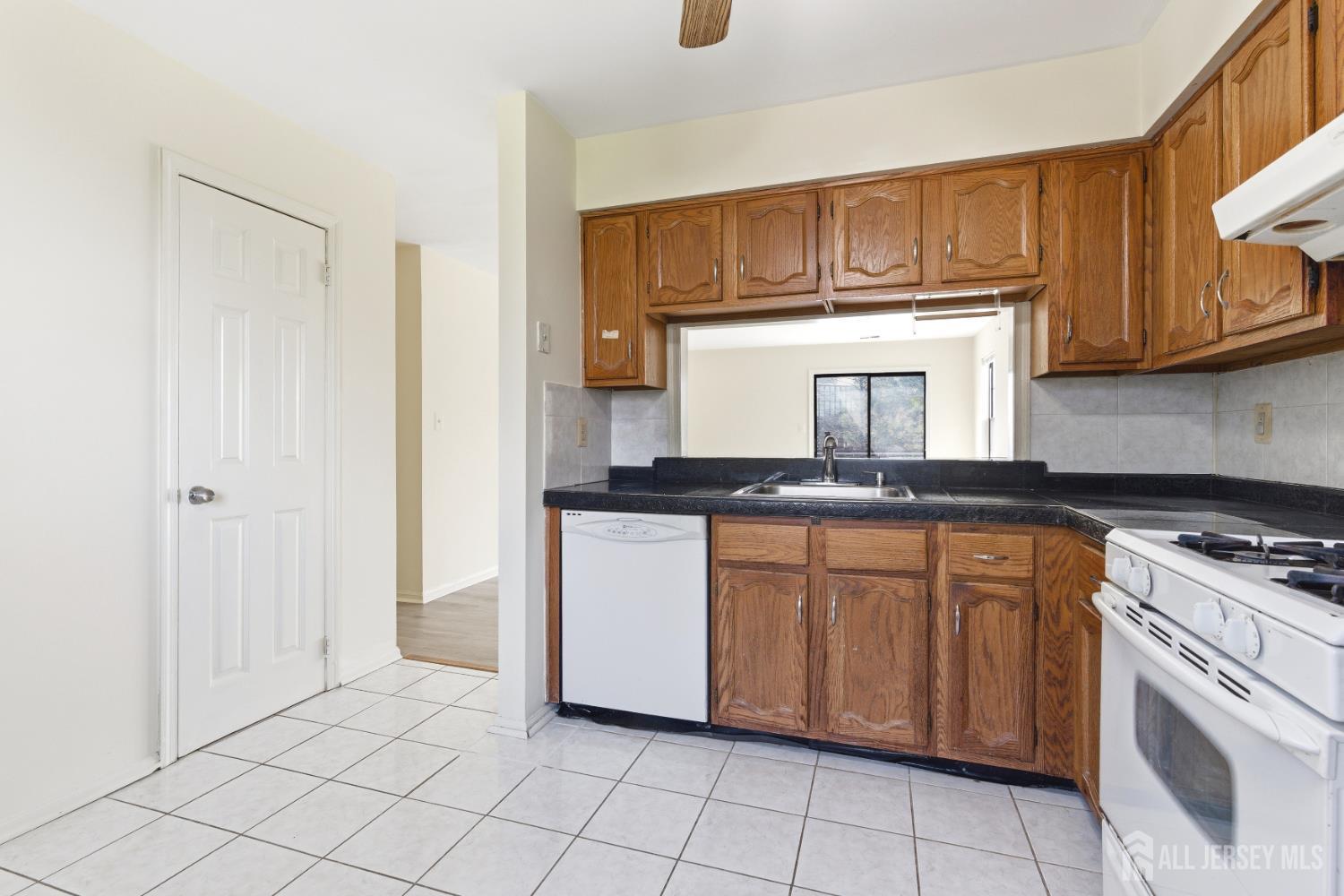 1507 Woodbridge Commons Way Iselin, NJ 08830 - Photo 9 of 20