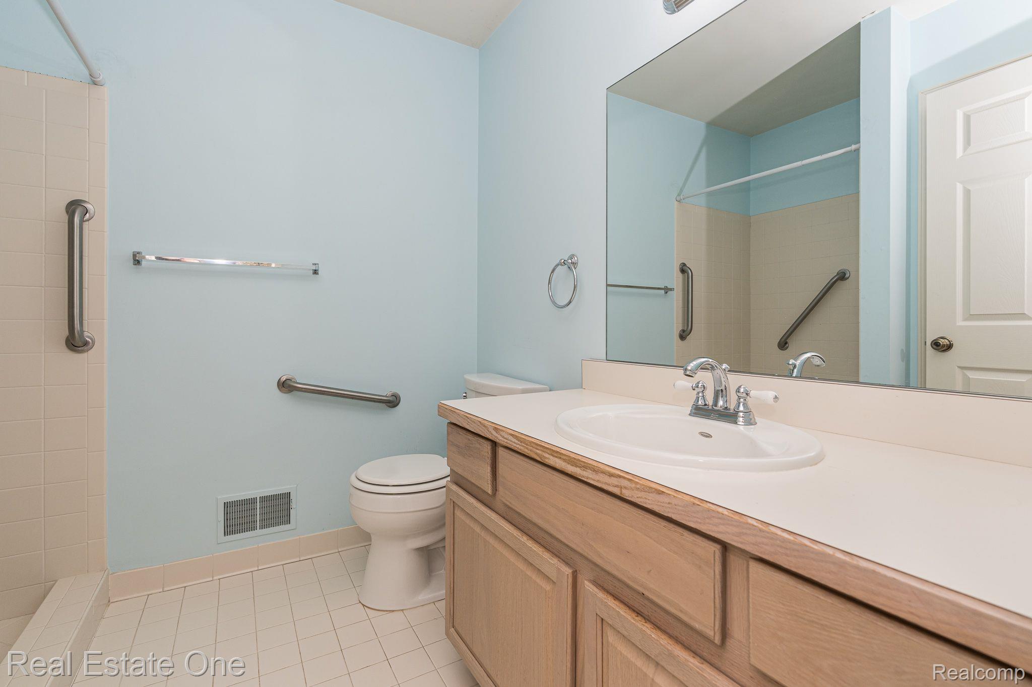 170 Pine Tree Ridge, Unit 2 Waterford, MI 48327 - Photo 19 of 29 Gallery Image 19