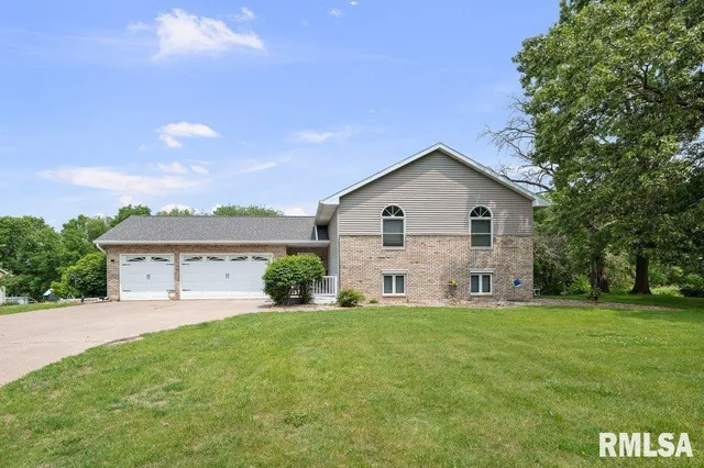 $360,000 | 211 Eagle Ridge Road, Muscatine, IA 52761